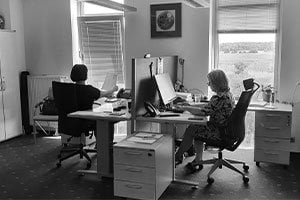 Kerbl East oddział w Małopole, kobiety siedzą w biurze wykonując swoje czynności.