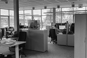Biuro w firmie Can Agri, mężczyzna siedzi przy komputerze, biuro jest przeszklone.
